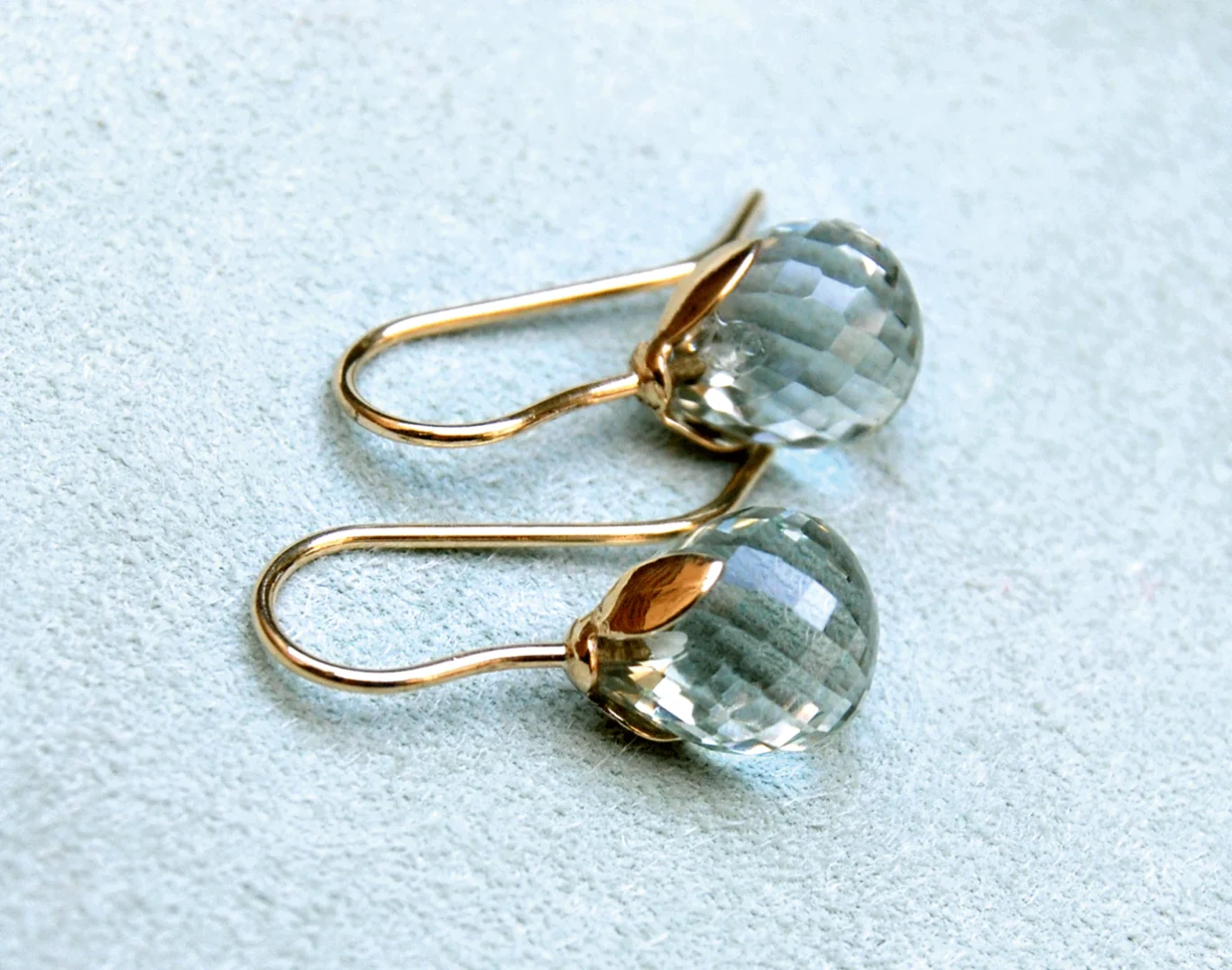 Ohrhänger Ohrhänger mit blass grünlichen Edelsteintropfen.