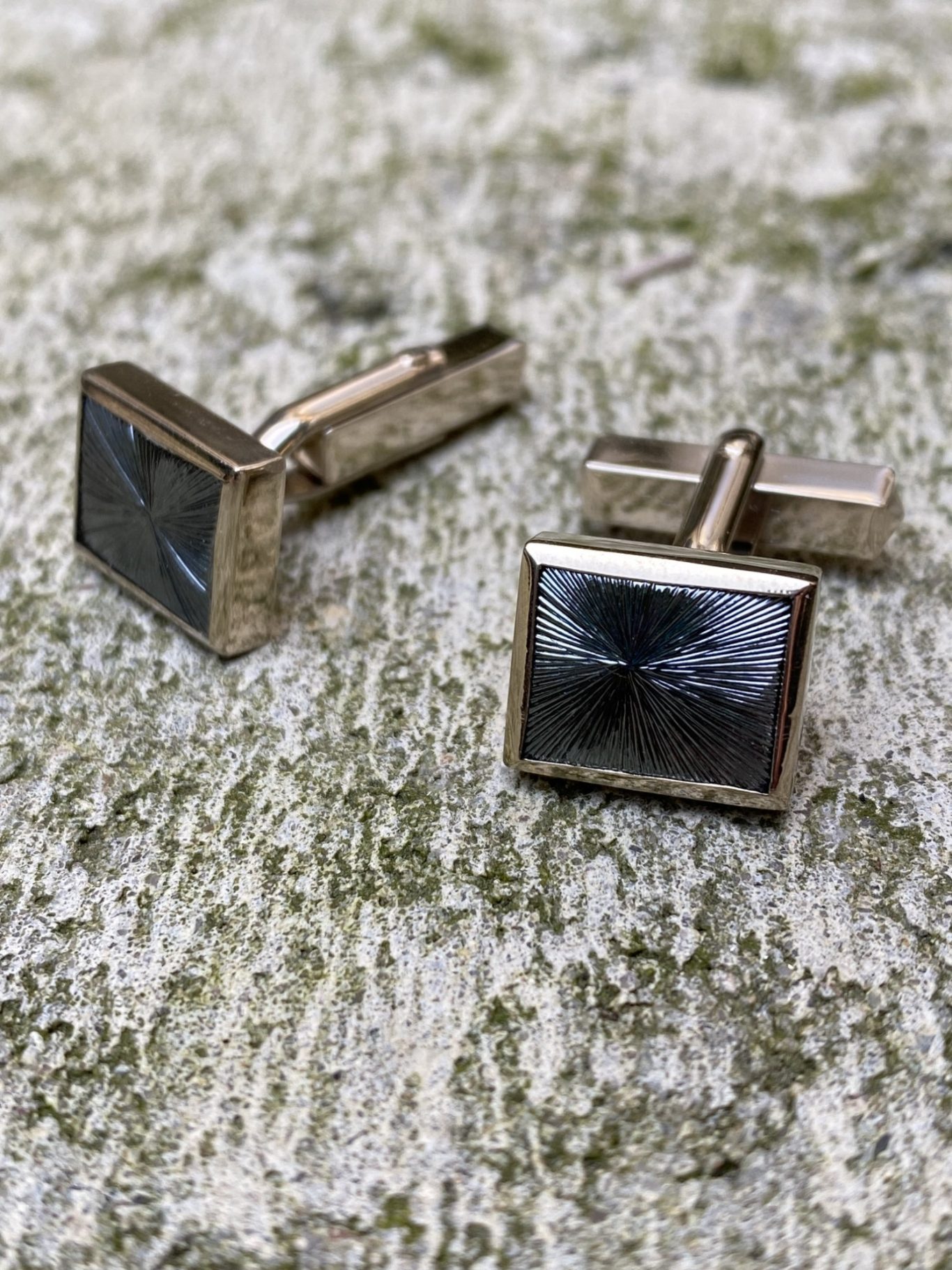 Herrenschmuck Zwei Manschettenknöpfe Weißgold mit Hämatit, mit einer speziellen Gravur, die den Lichtschimmer einfängt.